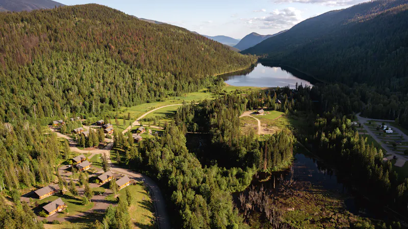 HDHotelBritish ColumbiaClearwaterAlpine Meadows ResortLuftansicht YCWAM ext