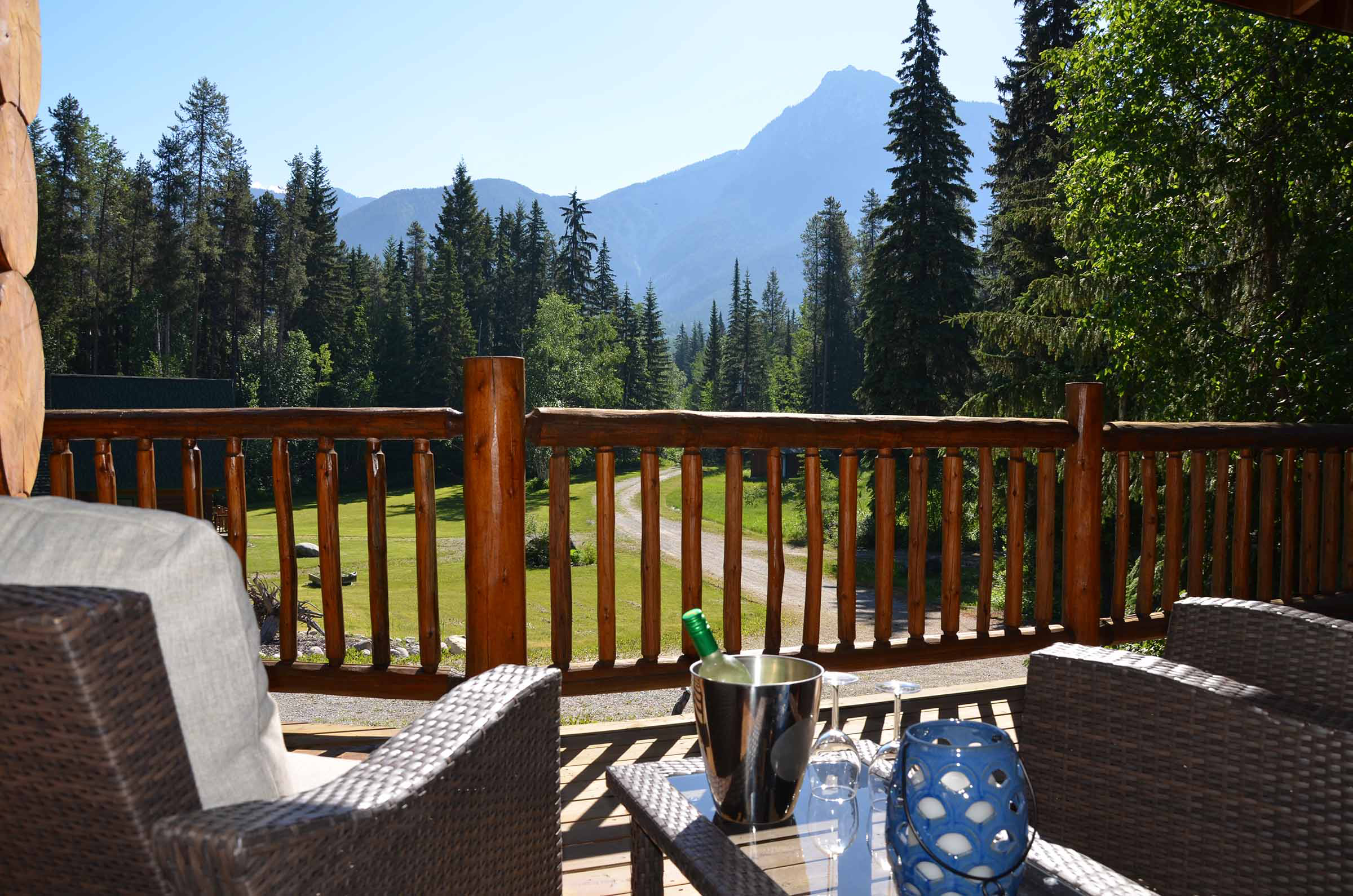 HDHotelBritish ColumbiaGoldenMoberly LodgeBalkonblick YGNMO exterior 006