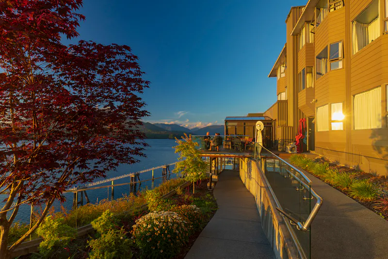 HDHotelBritish ColumbiaPrince RupertCrest HotelAussen abends YXRCM 005