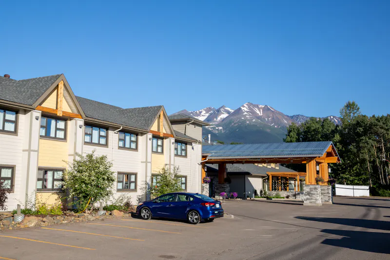 HDHotelBritish ColumbiaSmithersHudson Bay LodgeAussenansicht YYDHB exterior