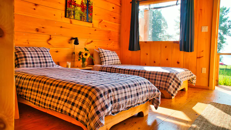 HDOntarioOttawa RiverOWL Rafting Cabana innen