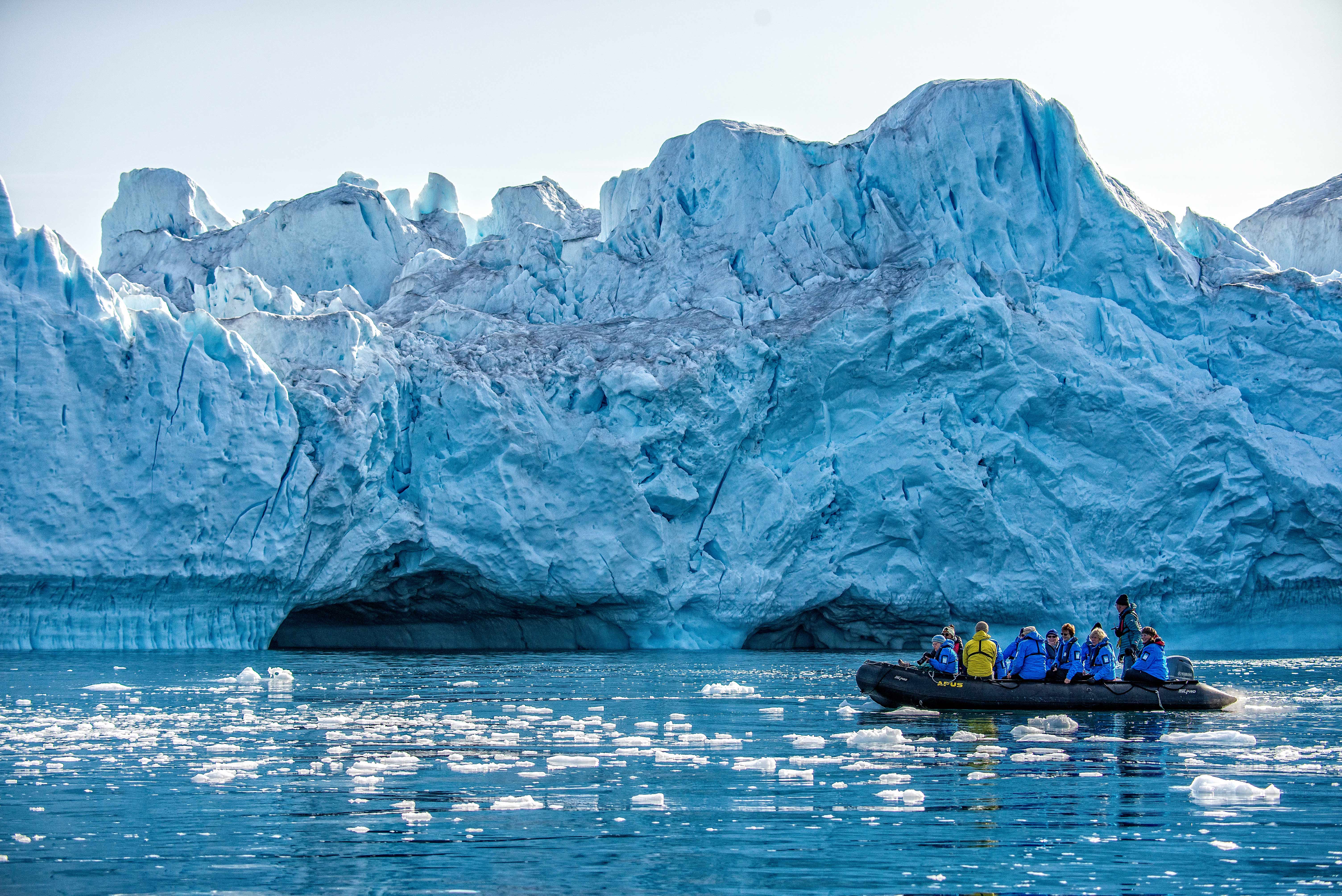 HDKreuzfahrtAdventure CanadaNW PassageGroenland Disko Bay Zodiacs 056 Dennis 