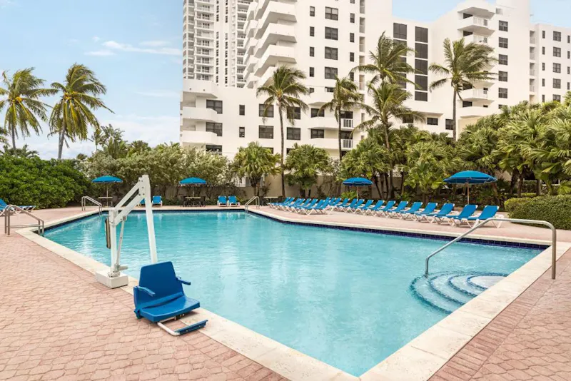 HotelFloridaMiamiHoliday Inn OceanfrontPool2