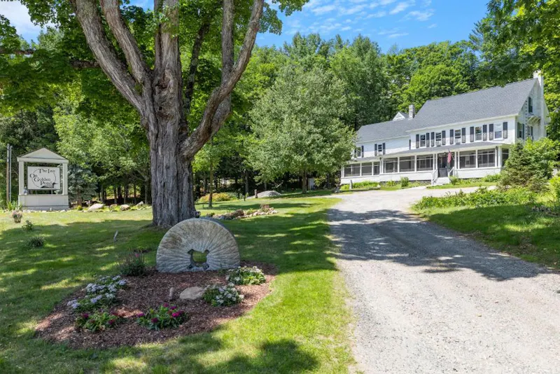 HotelNew HampshireWinnepesauke HoldernessInn on Golden Pondaussen