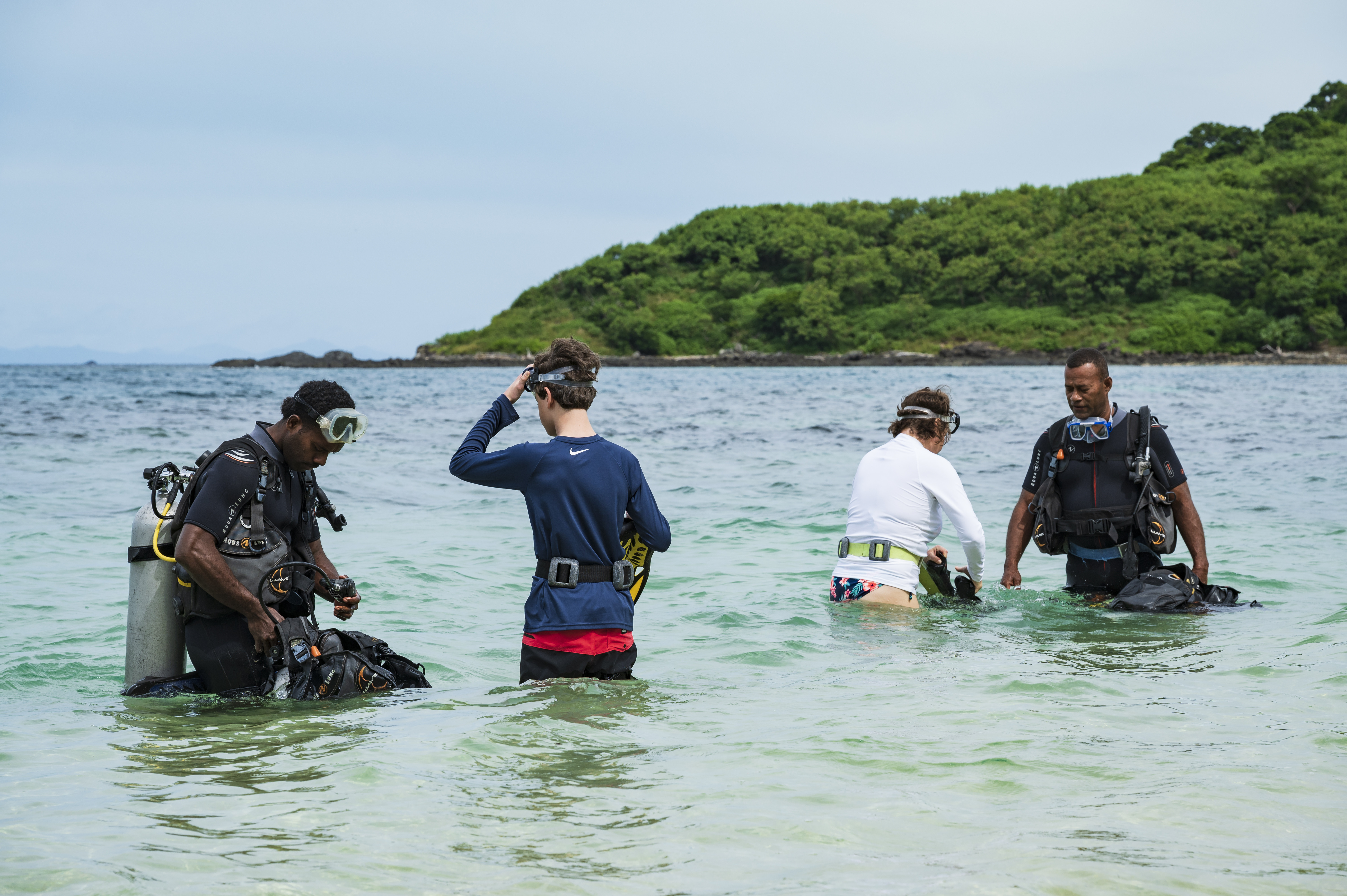 HDHotelFijiBarefoot Manta Island ResortTaucher am Strand 103218 OliverBolch 