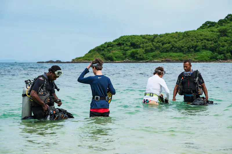 HDHotelFijiBarefoot Manta Island ResortTaucher am Strand 103218 OliverBolch